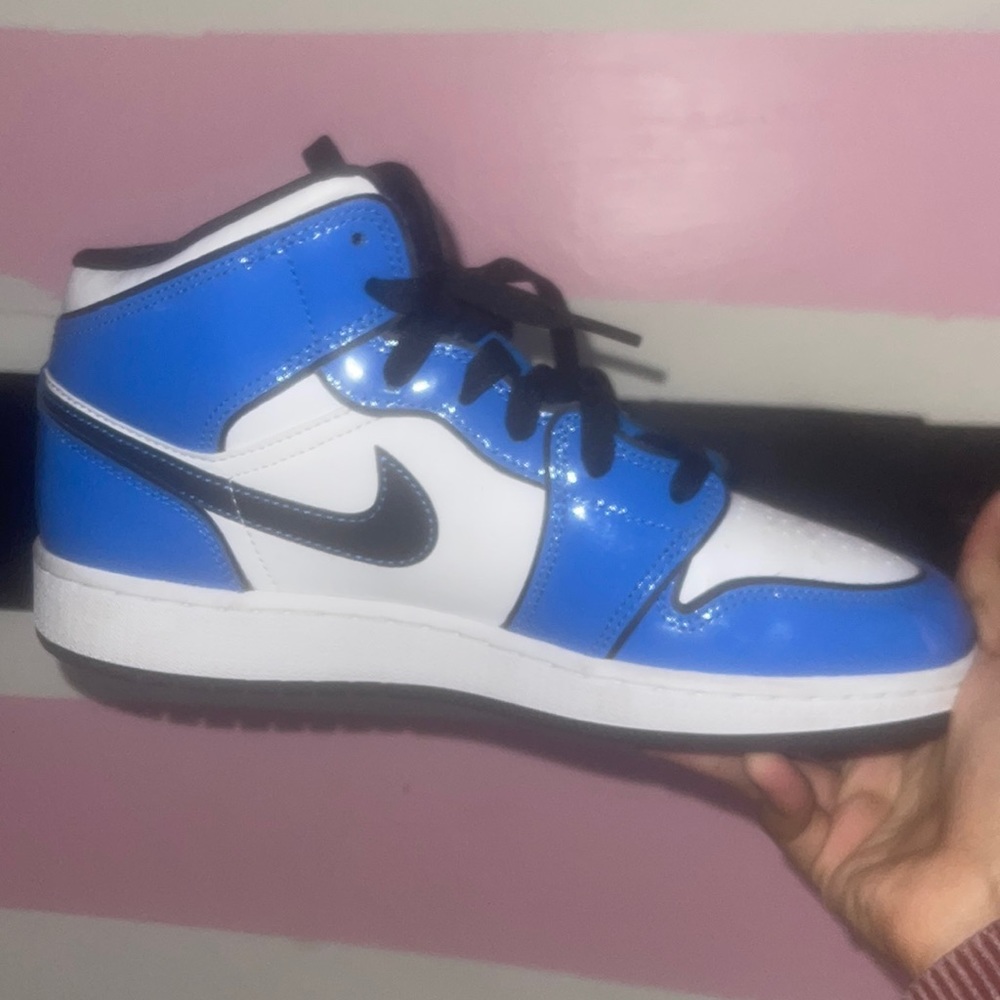 2021
Air Jordan 1 Mid SE GS 'Signal Blue'